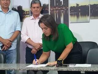 Adriane Lopes (Patriota) durante a assinatura do decreto que homologa o projeto. (Foto: Mylena Fraiha)
