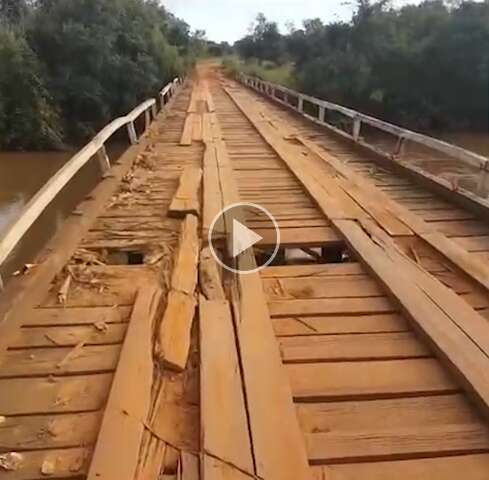 Deteriorada, ponte sobre o Rio Anhandu&iacute; corre o risco de desabar 