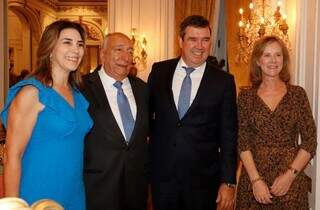 O governador Eduardo Riedel, a primeira-dama Mônica (de azul) e a secretária Eliane Detoni posando para foto com Pedro Chaves. (Foto: Divulgação)