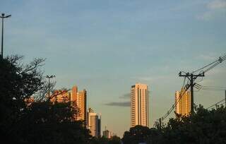 Sol com poucas nuvens nesta manhã em Campo Grande (Foto: Henrique Kawaminami)