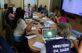 Equipe do Ministério da Saúde durante reunião na manhã de segunda-feira (21), na sede da SES (Foto: Álvaro Rezende)