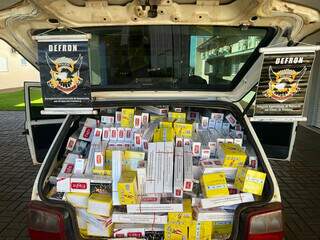 Mais de 17 mil maços de cigarros estavam no porta-malas de Fiat Uno. (Foto: Reprodução/Defron)