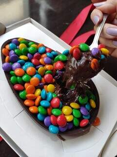 No Café com Bolo, veganos possuem opção de ovo recheado com chocolate e confeti. (Foto: Divulgação)