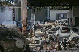 Ao menos sete carros foram destruídos pelo fogo (Foto: Marcos Maluf) 