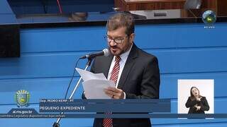 Pedro Kemp, durante leitura do projeto de lei deixado por Amarildo Cruz. (Foto: Reprodução)