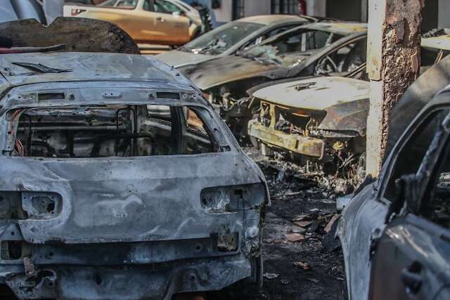 Inc&ecirc;ndio em funilaria destr&oacute;i 7 carros e dono estima preju&iacute;zo de R$ 700 mil 