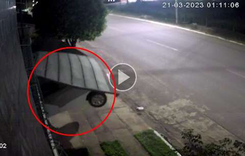 Carro fica pendurado em portão durante furto em residência; veja vídeo