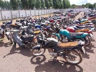 Motocicletas no pátio do Detran. (Foto: Mireli Obando/Detran-MS)