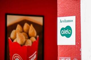 Trabalhadora comendo salgadinho, de R$ 1,75, no horário de almoço (Foto: Henrique Kawaminami)