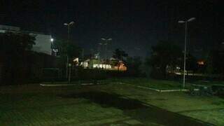 Praça em bairro de Dourados no escuro ontem à noite por causa do furto de fios (Foto: Divulgação)