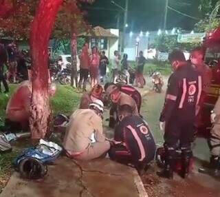 Bombeiros e Samu durante atendimento à vítima na noite de ontem. (Foto: Reprodução)