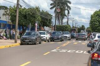 Carros estacionados na faixa amarela no Colégio Marista Alexander Fleming, na Rua Pernambuco (Foto: Marcos Maluf)