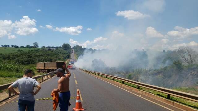 Colis&atilde;o entre duas carretas causa inc&ecirc;ndio na BR-163 