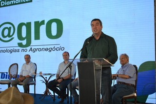Governador Eduardo Riedel (PSDB), durante evento nesta quarta-feira, onde falou sobre licitação da BR-163. (Foto: Divulgação)