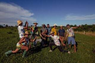 Alguns dos voluntários pelo plantio das mudas na tarde desta terça-feira (Foto: Fabrício Barreto)