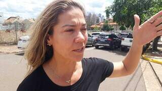 Suzana Baroli opina sobre a atitude enquanto carros estão parados, formando fila dupla, logo atrás (Izabela Cavalcanti)