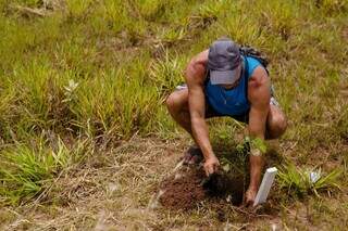 50 voluntários participaram da ação de plantio de 5 mil mudas de árvore às margens do Córrego Guariroba (Foto: Fabrício Barreto)