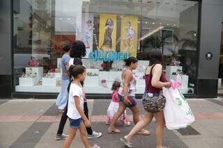 Família durante compras no Centro de Campo Grande. (Foto: Kísie Ainoã/Arquivo)