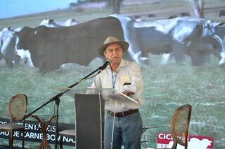 Chefe-geral da Embrapa-Gado de Corte, Antônio do Nascimento Rosa (Toti), destaca pesquisas da unidade no discurso de abertura da Dinapec. (Foto: José Roberto dos Santos)