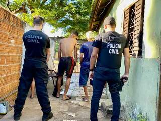 Pol&iacute;cia cumpre mandados e prende quatro homens em flagrante