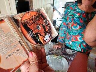 Imagem a qual ela se refere está ilustrada em um dos CDs. (Foto: Aletheya Alves)