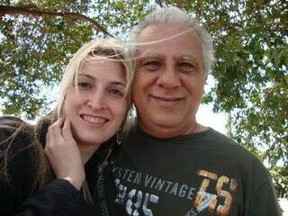 Marina ao lado do pai, Luiz, que construiu o chalé em Piraputanga. (Foto: Arquivo pessoal)
