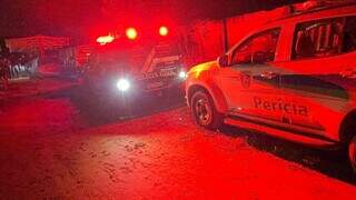 Viaturas da polícia e perícia no local onde corpo foi achado. (Foto: Rádio Caçula)