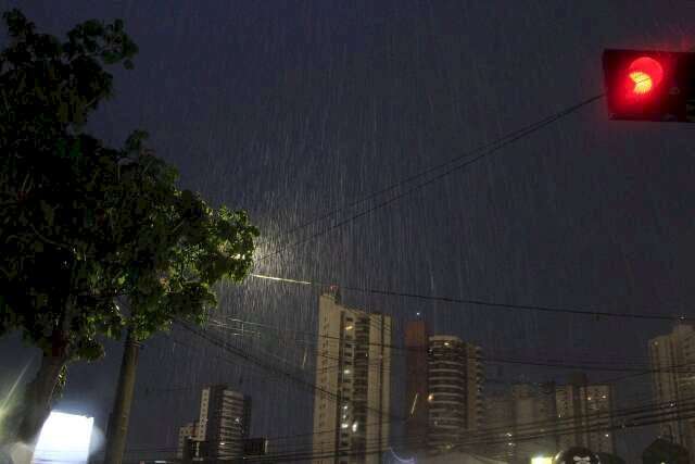 Em alerta, Capital registra temporal durante a noite