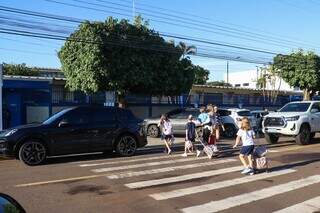 Carro estacionado em faixa de pedestres enquanto crianças atravessam a Rua Pernambuco (Foto: Henrique Kawaminami)