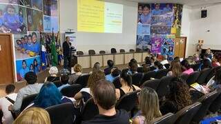Abertura da conferência debateu os desafios da pandemia no ensino de Campo Grande. (Foto: Reprodução/Semed)