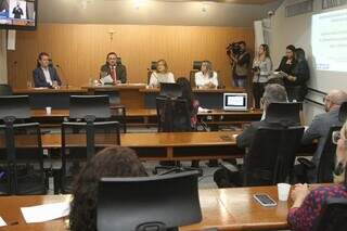 Audiência pública foi realizada na tarde desta quinta-feira no plenarinho Deputado Nelito Câmara, na Casa de Leis. (Foto: Wagner Guimarães)