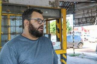 Bruno Matias, operador de caixa de um estacionamento na região central. (Foto: Henrique Kawaminami)
