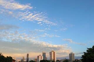 Céu de Campo Grande com algumas nuvens nesta manhã (Foto: Henrique Kawaminami)