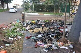 Lixo na calçada de morador que protesta por indenização. (Foto: Foto: Paulo Francis)