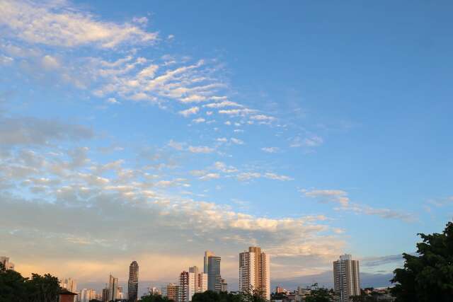 Previsão é de dia quente com possibilidade de chuva 