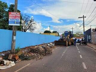 Local em frente à Escola Municipal Irene Szukala se tornou ponto frequente de descarte incorreto de lixo. (Foto: Gabriel de Matos)