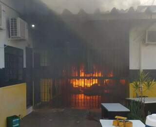 Detentos atearam fogo em colhões nesta quarta-feira. (Foto: Divulgação)