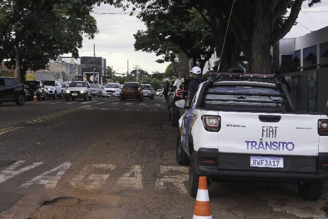 Com fiscaliza&ccedil;&atilde;o em frente a escola, filas duplas somem