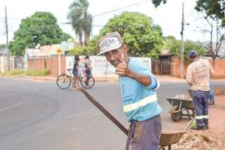 Funcionário acena durante atividade que realiza reparos em rua de Campo Grande. (Foto: Reprodução/PMCG)