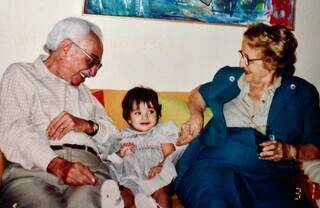 Manoel de Barros e Stella brincando com a neta que ganhou o novo da bisavó. (Foto: Arquivo pessoal)