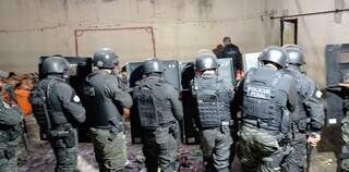 Policiais penais contendo presos durante rebelião. (Foto: Cassilândia Notícias)