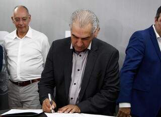 Ex-governador Reinaldo Azambuja também assinou documento, por ter dado o start ao processo. (Foto: Alex Machado)