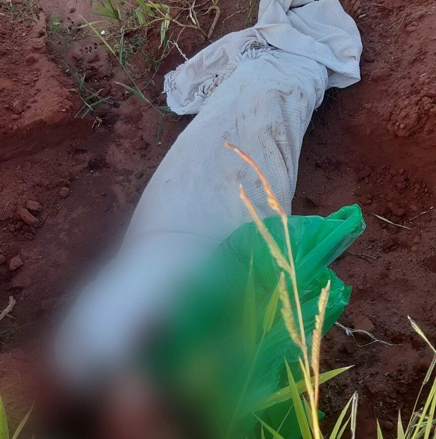 Homem é assassinado e corpo jogado em buraco na fronteira