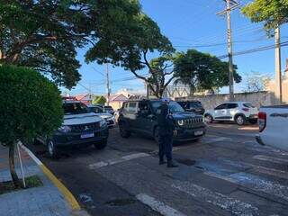 Guarda civil observa trânsito em frente de escola na Rua Goiás (Foto: Bruna Marques)