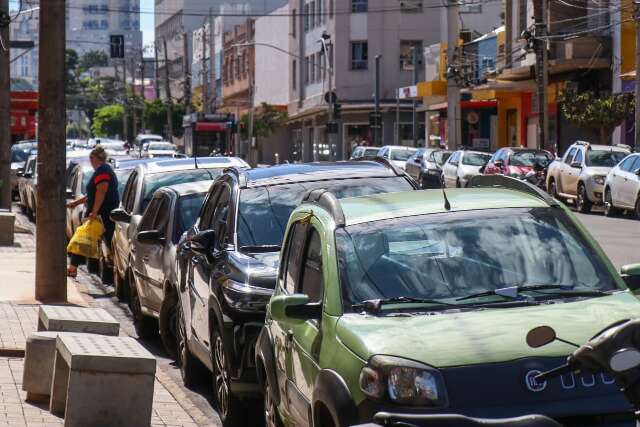 Um ano ap&oacute;s fim do parqu&iacute;metro, consumidores reclamam de falta de vagas 