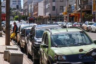 Carros estacionados nas vagas da Rua Dom Aquino, no Centro de Campo Grande. (Foto: Henrique Kawaminami)