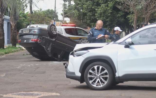 Corolla fura preferencial e faz Siena capotar na Vila Carlota