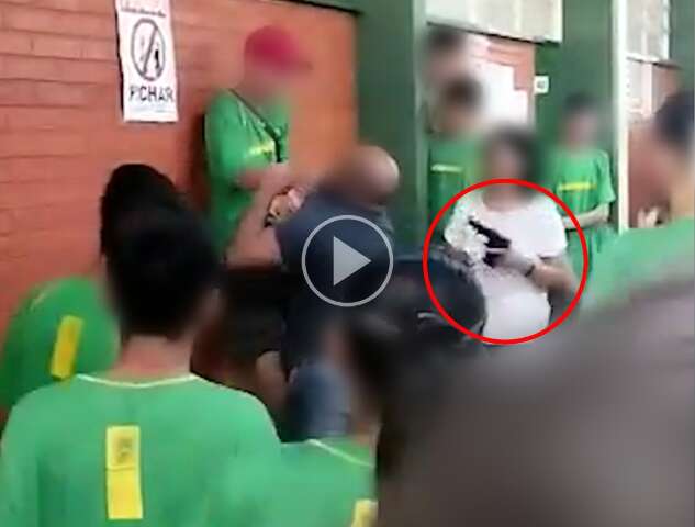 Aluno causa p&acirc;nico ao amea&ccedil;ar &quot;furar&quot; diretor com arma falsa dentro de escola