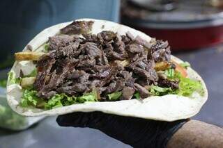 Shawarma tradicional é recheado com carne bovina. (Foto: Juliano Almeida)