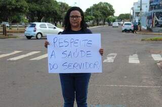 Servidora em manifestação de professores que reclamam da perícia médica, em frente ao IMPCG, na tarde de quinta-feira (23). (Foto: Juliano Almeida)